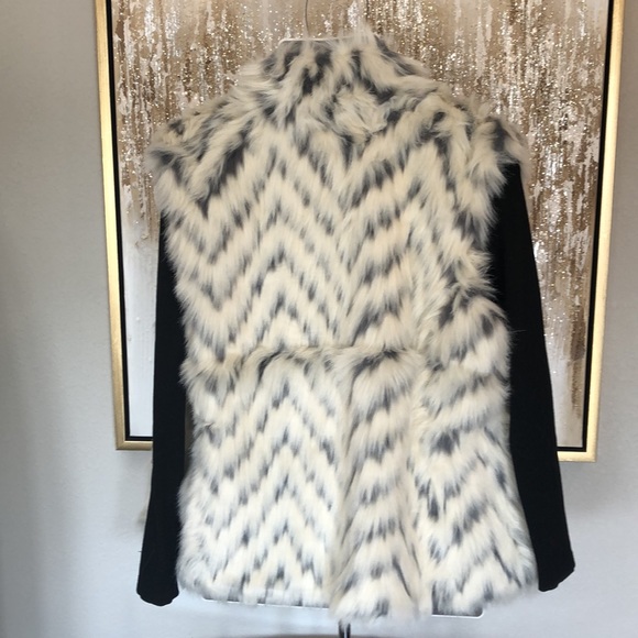 TRIBAL JEANS EGGSHELL ZIP UP FAUX FUR VEST WITH POCKETS - Picture 7 of 10
